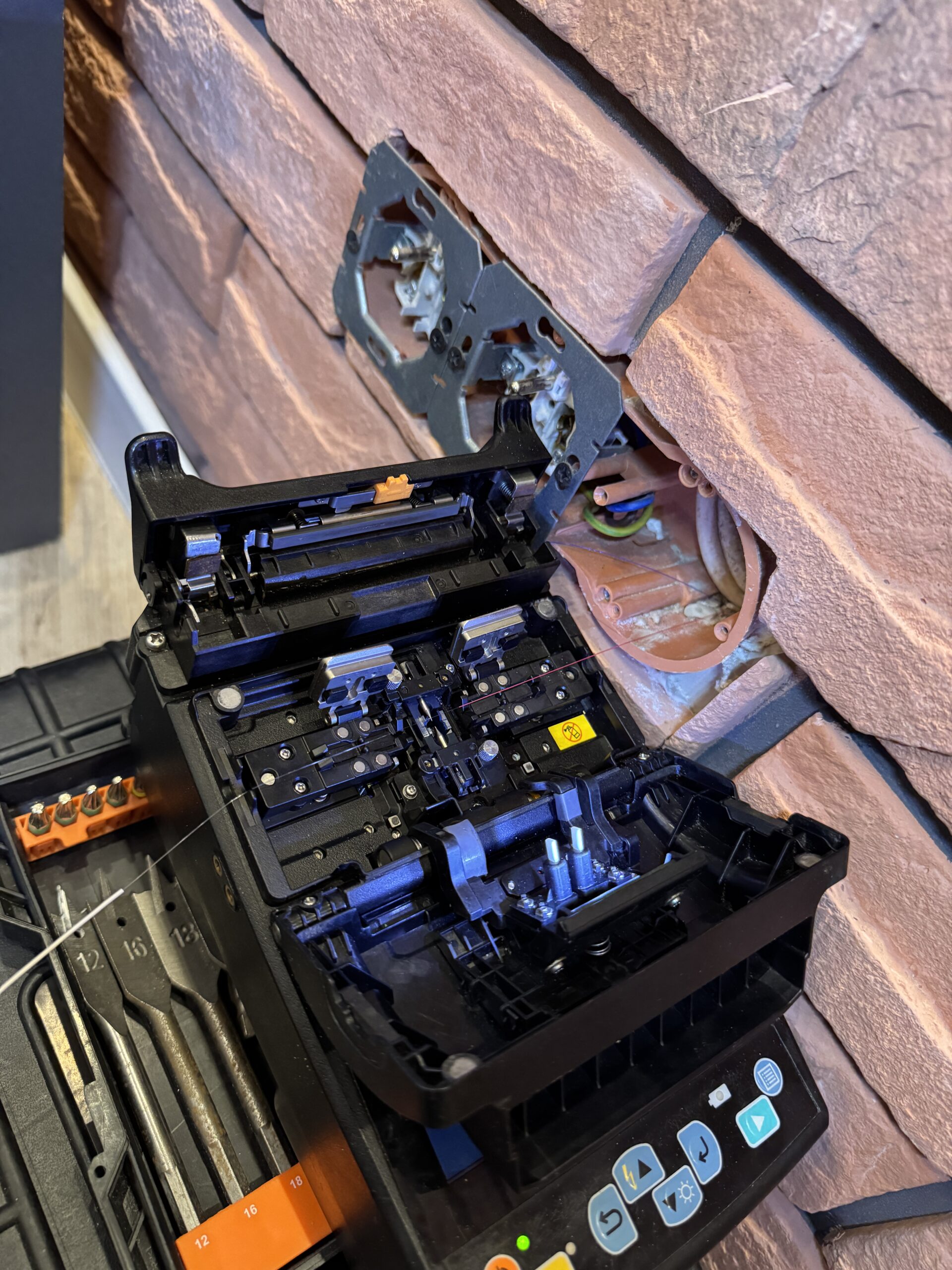 Naprawa uszkodzonego gniazda